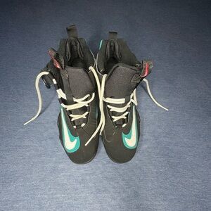 Nike Black and Green Low-Top Sneakers with Mesh Upper